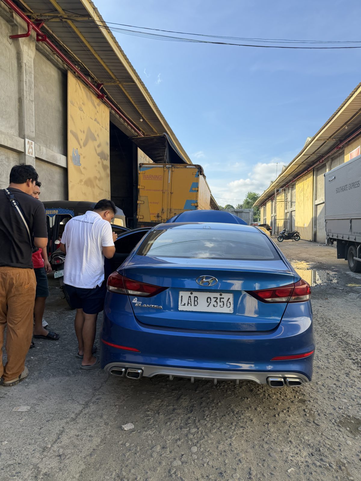 2018 HYUNDAI ELANTRA, photo 2 of 5